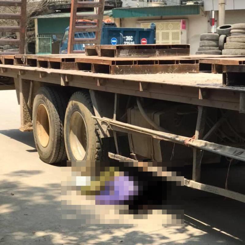 Người phụ nữ điều khiển xe đạp chết thảm dưới bánh xe đầu kéo
