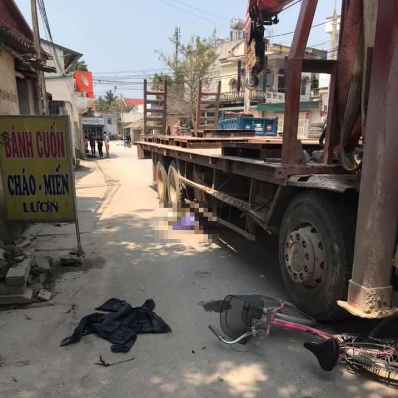 Hiện trường vụ va chạm giao thông giữa xe đạp và xe đầu kéo tại Thanh Hoá vào chiều hôm qua
