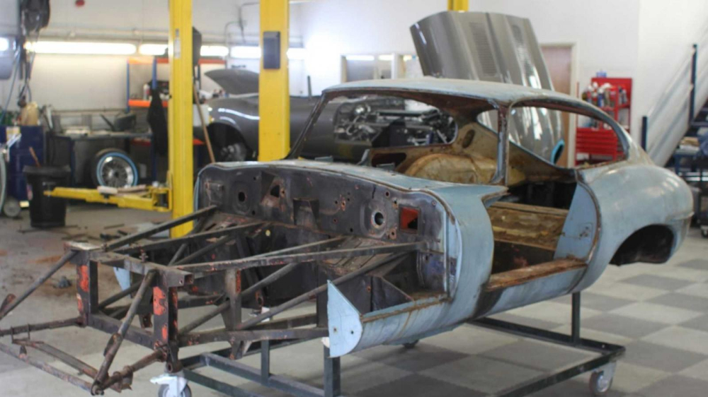 Đội ngũ E-Type UK đã tiến hành sửa chữa và thay thế tổng thể chiếc xe Đội ngũ E-Type UK đã tiến hành sửa chữa và thay thế tổng thể chiếc xe