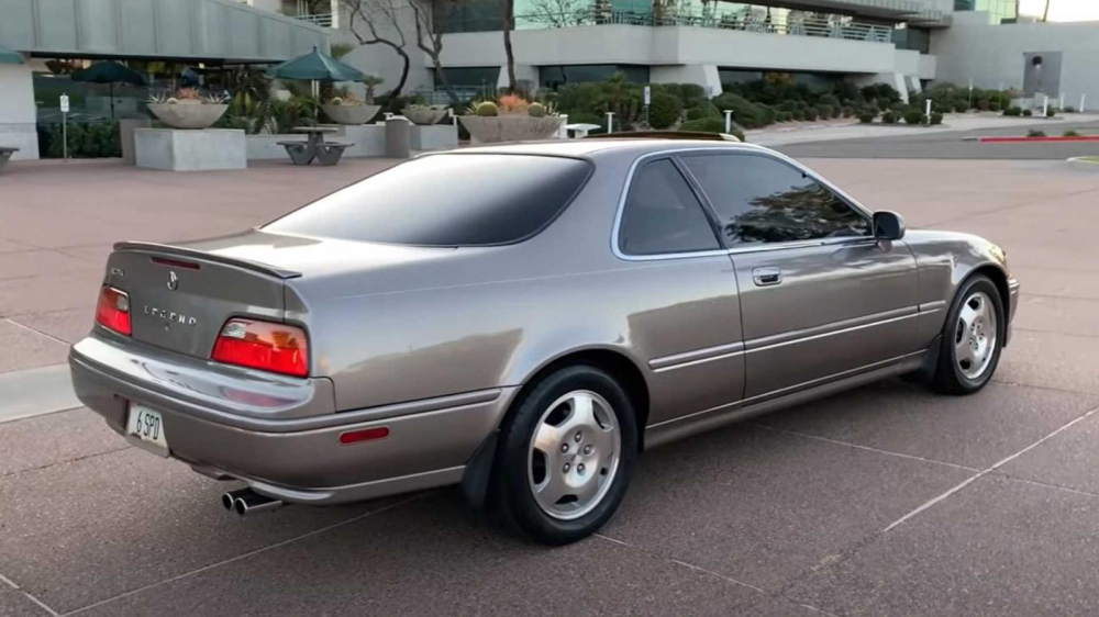 Phía sau của chiếc Acura Legend LS 1994 đã đi 921.751 km