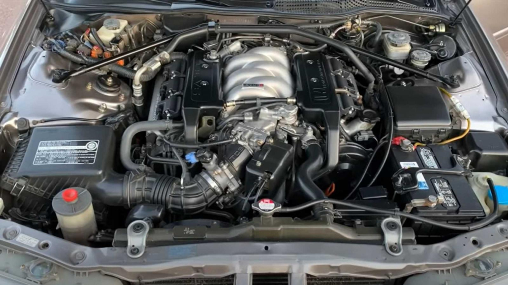 Khoang động cơ của chiếc Acura Legend LS 1994 đã đi 921.751 km