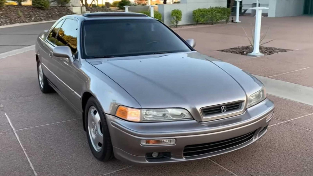 Phía trước của chiếc Acura Legend LS 1994 đã đi 921.751 km
