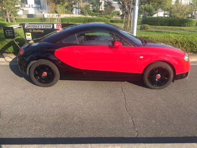 Bên sườn của chiếc Bugatti Veyron nhái