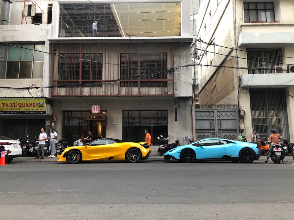 McLaren 720S Spider màu vàng cùng Lamborghini Huracan LP610-4 độ Mansory độc nhất Việt Nam trên đường phố Sài thành vào chiều ngày 15 tháng 4