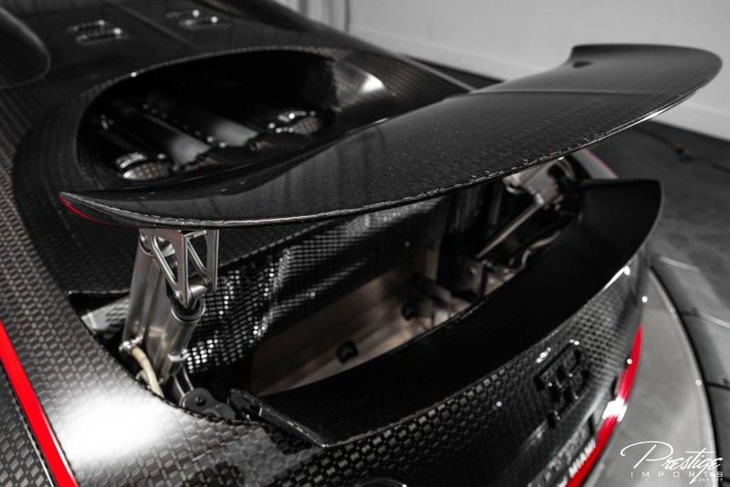 Nguyên bản, siêu xe triệu đô Bugatti Veyron được trang bị động cơ 16 xy-lanh xếp hình chữ W, dung tích 8 lít, 64 van, 4 trục cam, 4 bộ tăng áp, sản sinh công suất tối đa 1.001 mã lực và mô-men xoắn cực đại 1.250 Nm. Nguyên bản, siêu xe triệu đô Bugatti Veyron được trang bị động cơ 16 xy-lanh xếp hình chữ W, dung tích 8 lít, 64 van, 4 trục cam, 4 bộ tăng áp, sản sinh công suất tối đa 1.001 mã lực và mô-men xoắn cực đại 1.250 Nm.