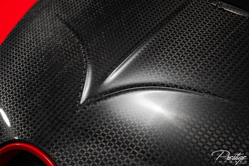 Các chi tiết chữ V ở trên nắp capô hoàn toàn bằng carbon hay lưới tản nhiệt của Bugatti Veyron Mansory Linea Vivere cũng tạo nên sự độc đáo cho xe. Các chi tiết chữ V ở trên nắp capô hoàn toàn bằng carbon hay lưới tản nhiệt của Bugatti Veyron Mansory Linea Vivere cũng tạo nên sự độc đáo cho xe.