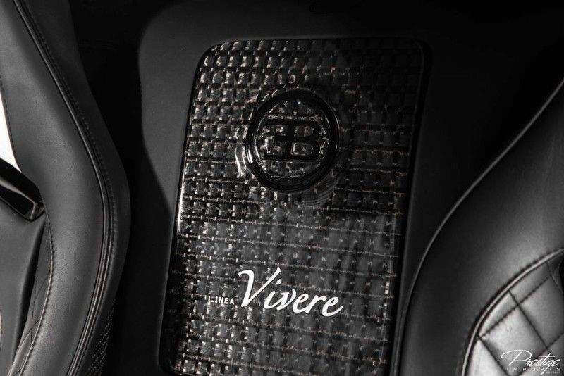 Ở giữa 2 ghế ngồi là một bảng huy hiệu carbon có logo của hãng Bugatti cùng dòng chữ Linea Vivere như dấu hiệu nhận biết đây là 1 trong 2 chiếc xe Bugatti Veyron Mansory Linea Vivere được sản xuất trên toàn thế giới. Ở giữa 2 ghế ngồi là một bảng huy hiệu carbon có logo của hãng Bugatti cùng dòng chữ Linea Vivere như dấu hiệu nhận biết đây là 1 trong 2 chiếc xe Bugatti Veyron Mansory Linea Vivere được sản xuất trên toàn thế giới.