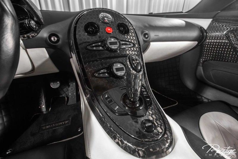 Ông hoàng tốc độ Bugatti Veyron chỉ mất thời gian 2,5 giây để tăng tốc lên 100 km/h từ vị trí xuất phát trước khi đạt vận tốc tối đa 408.84 km/h. Thời gian tăng tốc từ 0-100 km/h của Veyron nhanh gấp 3 lần một chiếc Toyota Vios thực hiện.