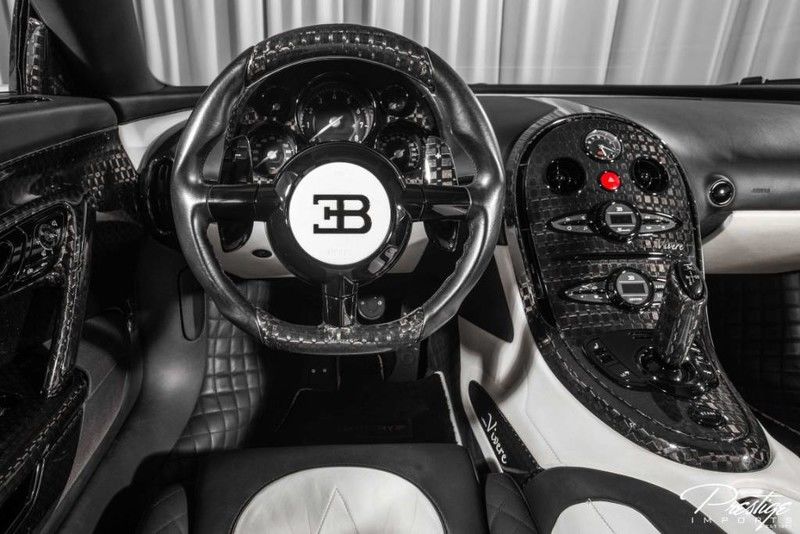 Nội thất xe có hai tông màu đối lập là trắng và đen của carbon. Mansory đã biến hai chiếc Bugatti Veyron Mansory Linea Vivere của mình trở nên không đụng hàng qua các chi tiết carbon sắc sảo và bắt mắt. Nội thất xe có hai tông màu đối lập là trắng và đen của carbon. Mansory đã biến hai chiếc Bugatti Veyron Mansory Linea Vivere của mình trở nên không đụng hàng qua các chi tiết carbon sắc sảo và bắt mắt.