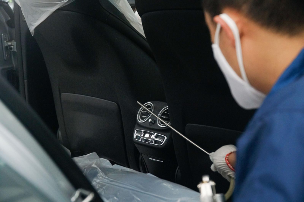 Quy tr&igrave;nh vệ sinh hệ thống điều h&agrave;o v&agrave; khử khuẩn khoang l&aacute;i của Mercedes-Benz Việt Nam chỉ mất 15 ph&uacute;t