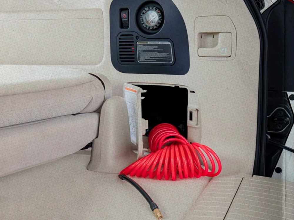 M&aacute;y bơm lốp được lắp cho xe ngay tại nh&agrave; m&aacute;y của Toyota