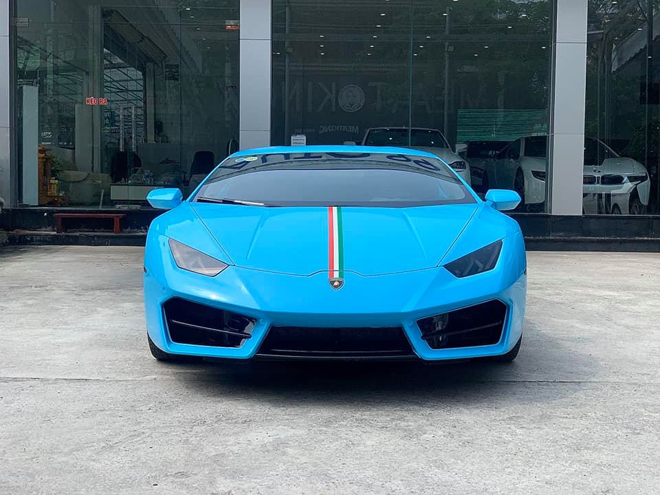 Vẻ đẹp của siêu xe Lamborghini Huracan LP580-2 mới đổi màu sơn sang Baby Blue