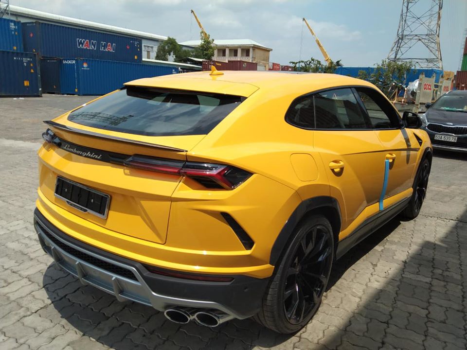 Si&ecirc;u SUV Lamborghini Urus mới về Việt Nam được nhập khẩu kh&ocirc;ng ch&iacute;nh h&atilde;ng.