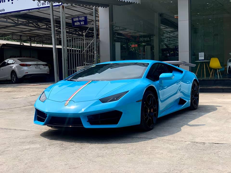 Siêu xe Lamborghini Huracan LP580-2 màu xanh tuyệt đẹp mới xuất hiện ở Hà Nội