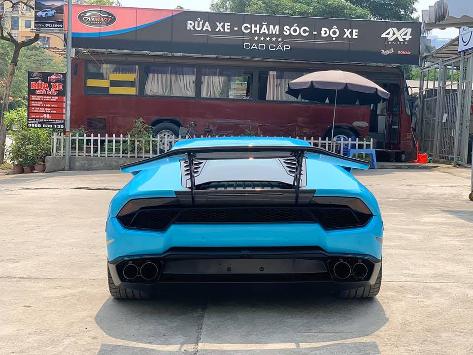Xe còn có cánh gió đuôi độ