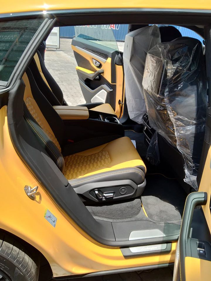 D&ugrave; l&agrave; chiếc si&ecirc;u SUV Lamborghini Urus thứ 9 về Việt Nam nhưng đ&acirc;y lại l&agrave; chiếc Lamborghini Urus đầu ti&ecirc;n v&agrave; duy nhất c&oacute; tuỳ chọn 4 ghế ngồi. Điều n&agrave;y được hiểu rằng h&agrave;ng ghế sau của chiếc Lamborghini Urus mới lộ ảnh khui c&ocirc;ng tại cảng Việt Nam chỉ c&oacute; 2 ghế ngồi dạng độc lập thay v&igrave; h&agrave;ng ghế sau 3 chỗ ngồi như 8 chiếc Lamborghini Urus về nước trước đ&oacute;.