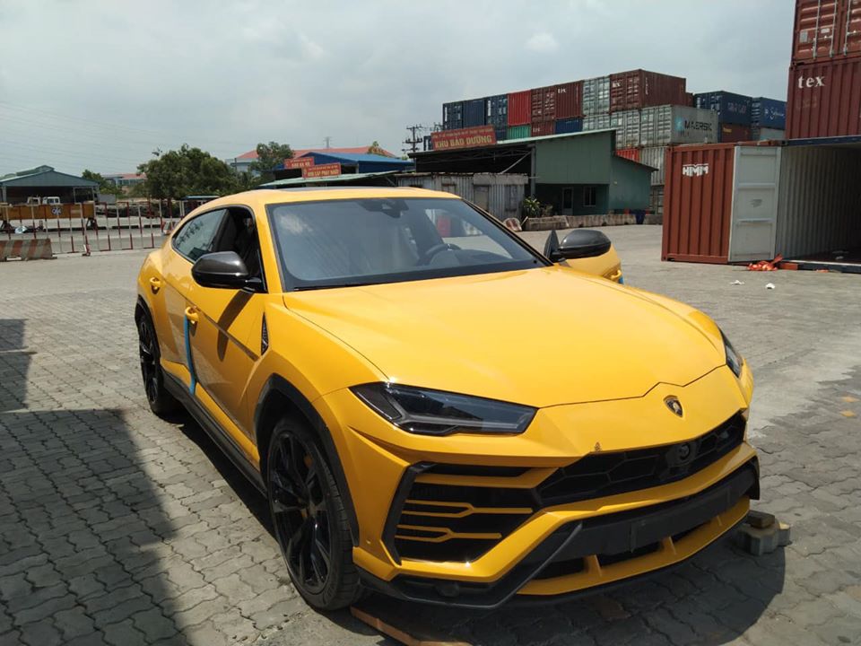 Si&ecirc;u SUV Lamborghini Urus thứ 9 cập bến Việt Nam c&oacute; ngoại thất sơn m&agrave;u v&agrave;ng Giallo Auge, trước đ&oacute;, đ&atilde; c&oacute; &iacute;t nhất 4 chiếc Lamborghini Urus về nước c&oacute; lựa chọn l&agrave; m&agrave;u sơn v&agrave;ng &oacute;ng ả n&agrave;y.