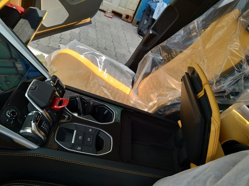 Lamborghini Urus l&agrave; chiếc SUV nhanh nhất thế giới hiện tại. Mẫu xe n&agrave;y được trang bị động cơ xăng V8, tăng &aacute;p k&eacute;p, dung t&iacute;ch 4.0 l&iacute;t, sản sinh c&ocirc;ng suất tối đa 650 m&atilde; lực v&agrave; m&ocirc;-men xoắn cực đại 850 Nm. Động cơ kết hợp c&ugrave;ng hộp số tự động 8 cấp v&agrave; hệ dẫn động 4 b&aacute;nh gi&uacute;p Lamborghini Urus c&oacute; thể tăng tốc từ vị tr&iacute; xuất ph&aacute;t l&ecirc;n 100 km/h trong 3,6 gi&acirc;y trước khi đạt vận tốc tối đa 305 km/h.