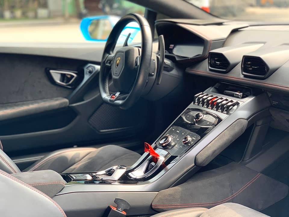 Nội thất siêu xe Lamborghini Huracan LP580-2 mới đổi màu sơn sang Baby Blue