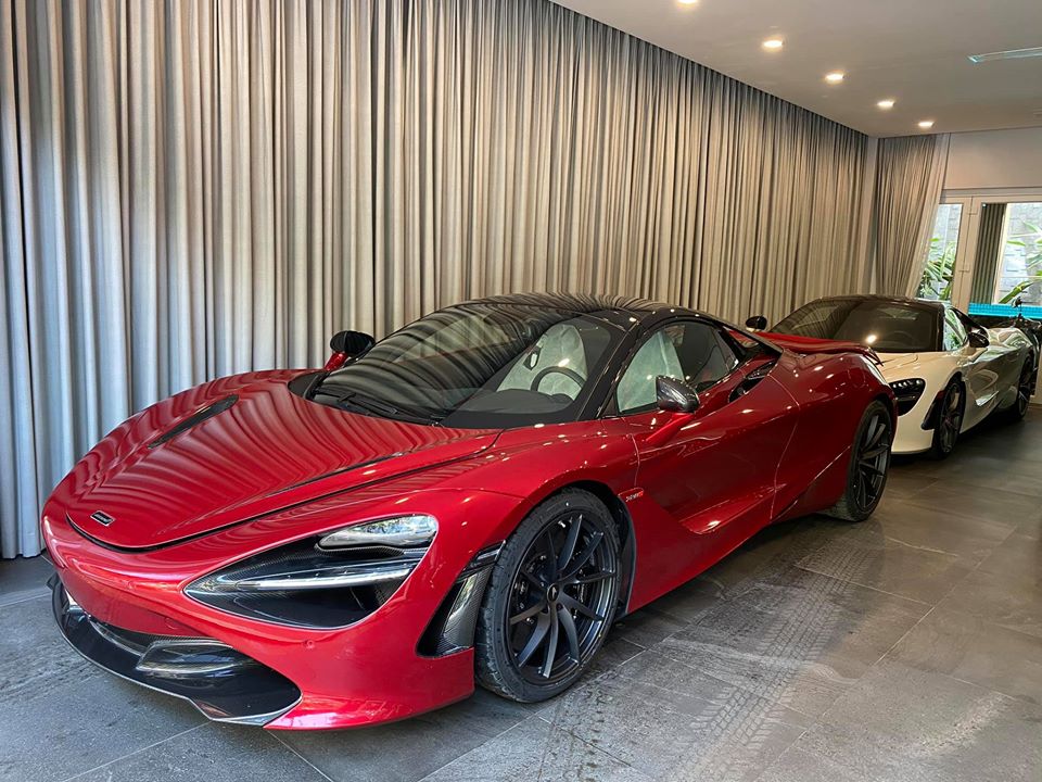Trong khi đ&oacute;, hai chiếc si&ecirc;u xe McLaren 720S Spider đầu ti&ecirc;n th&ocirc;ng quan tại Việt Nam vẫn ở nh&agrave; chống dịch Covid-19 c&ugrave;ng chủ nh&acirc;n
