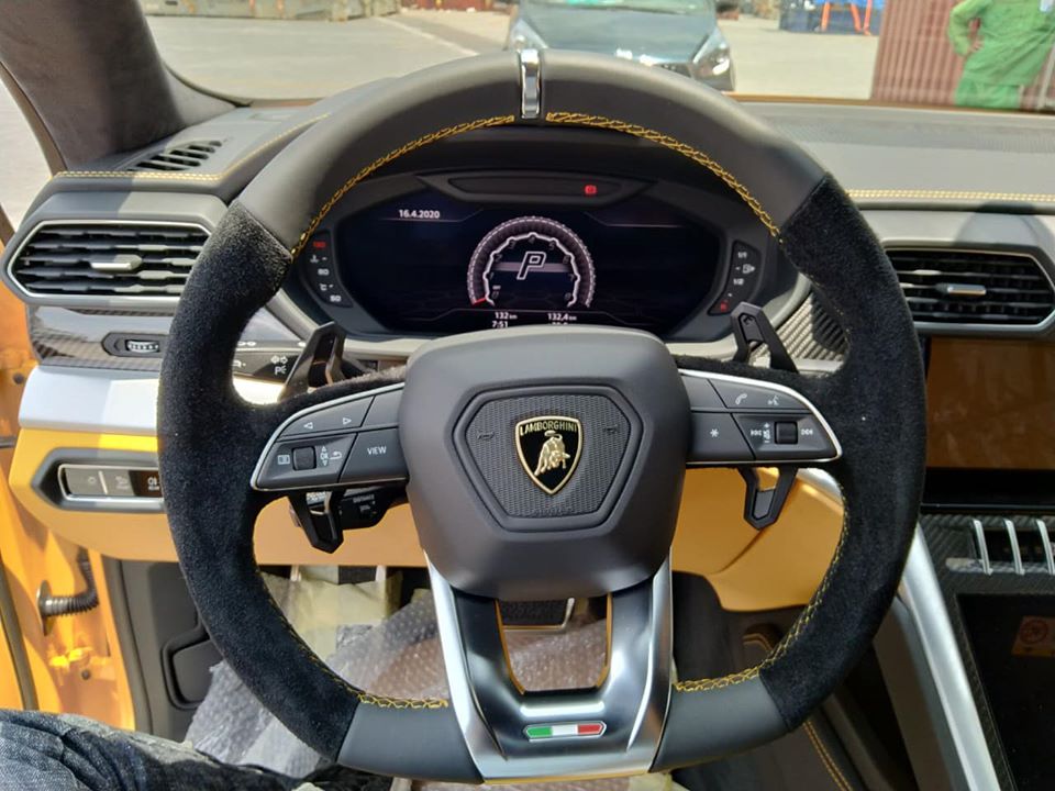 V&ocirc;-lăng của si&ecirc;u SUV Lamborghini Urus thứ 9 về Việt Nam c&oacute; da m&agrave;u đen, da Alcantara v&agrave; chỉ kh&acirc;u m&agrave;u v&agrave;ng nổi bật. Si&ecirc;u SUV Urus cũng l&agrave; chiếc Lamborghini được trang bị nhiều c&ocirc;ng nghệ giải tr&iacute; hiện đại nhất như kết nối Apple CarPlay v&agrave; Android Auto, loa Bang & Olufsen với c&ocirc;ng suất 1.700 W. M&agrave;n h&igrave;nh hiển thị head-up, giao diện d&agrave;nh cho điện thoại th&ocirc;ng minh Lamborghini hay 2 m&agrave;n h&igrave;nh th&ocirc;ng minh giải tr&iacute; cho h&agrave;ng ghế sau.  