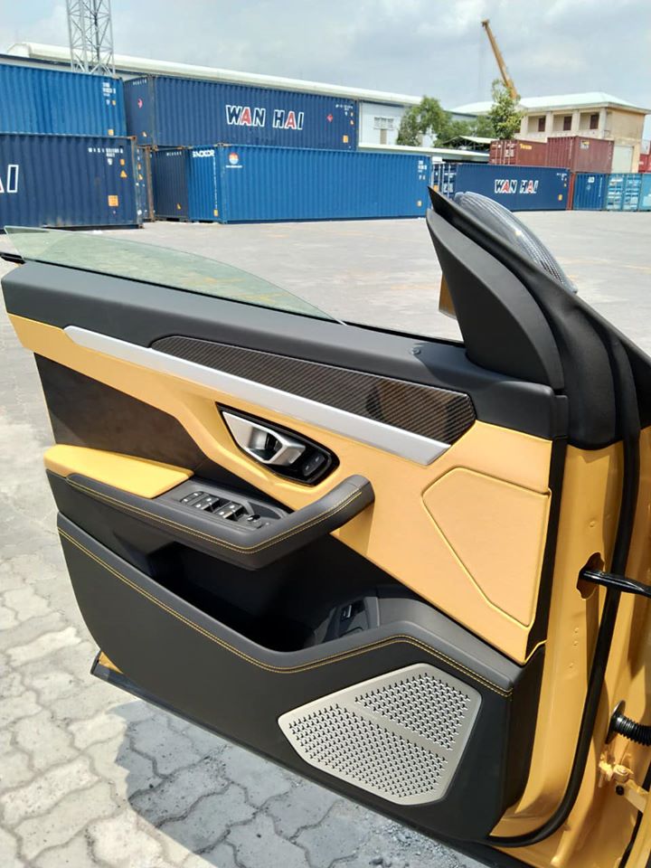 Cửa xe của Lamborghini Urus kh&ocirc;ng viền mang đến d&aacute;ng vẻ thể thao cũng đồng thời giảm c&acirc;n cho xe. C&oacute; thể thấy, ngo&agrave;i phần da bọc mặt cửa l&agrave; đen v&agrave; v&agrave;ng c&ograve;n c&oacute; c&aacute;c chi tiết kim loại v&agrave; cả carbon.