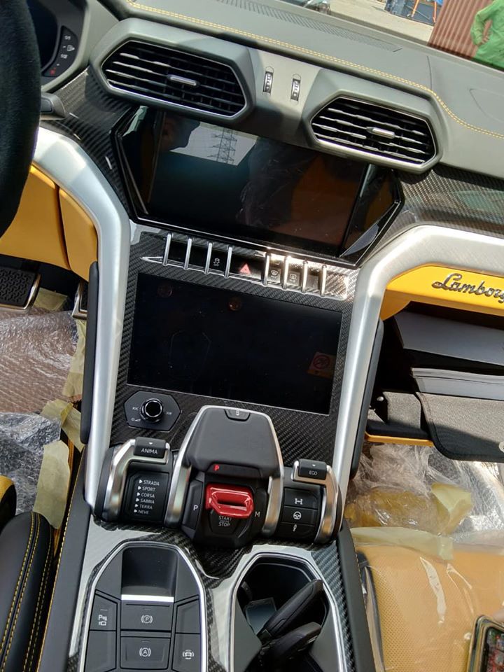  Ở bảng điều khiển trung t&acirc;m, Lamborghini Urus được trang bị 2 m&agrave;n h&igrave;nh giải tr&iacute; v&agrave; kết nối hệ thống th&ocirc;ng tin giải tr&iacute; Lamborghini (LIS). Ở m&agrave;n h&igrave;nh tr&ecirc;n c&ugrave;ng sẽ đảm nhận nhiệm vụ như hệ thống th&ocirc;ng tin giải tr&iacute;, định vị, điện thoại v&agrave; th&ocirc;ng tin trạng th&aacute;i xe. M&agrave;n h&igrave;nh ph&iacute;a dưới d&ugrave;ng để điều khiển c&aacute;c t&iacute;nh năng như điều ho&agrave; nhiệt độ, b&agrave;n ph&iacute;m. 