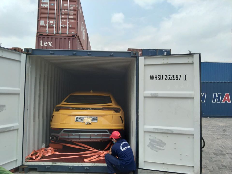 V&agrave;o trưa nay, ng&agrave;y 16 th&aacute;ng 4 năm 2020, một c&ocirc;ng ty nhập khẩu xe sang ở H&agrave; Nội bất ngờ chia sẻ những h&igrave;nh ảnh về một chiếc si&ecirc;u SUV Lamborghini Urus mới xuất hiện tại thị trường Việt Nam khiến kh&ocirc;ng &iacute;t bạn trẻ m&ecirc; xe vui mừng.