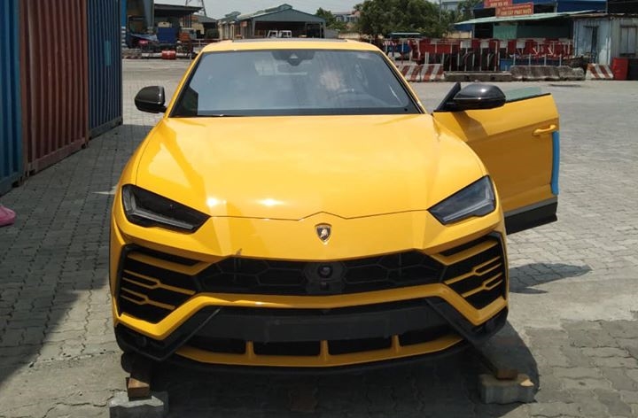 Như vậy, đ&acirc;y hiện l&agrave; chiếc si&ecirc;u SUV Lamborghini Urus thứ 9 cập bến Việt Nam, xe được đưa về nước giữa m&ugrave;a dịch Covid-19 đang diễn biến kh&aacute; phức tạp.