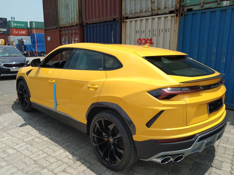 B&ecirc;n cạnh đ&oacute;, chiếc si&ecirc;u SUV Lamborghini Urus thứ 9 về Việt Nam c&ograve;n c&oacute; bộ m&acirc;m 23 inch mang t&ecirc;n gọi Taigete sơn m&agrave;u đen Shiny Black giống với Lamborghini Urus của Dương Kon hay xe của con trai Bầu Hiển.