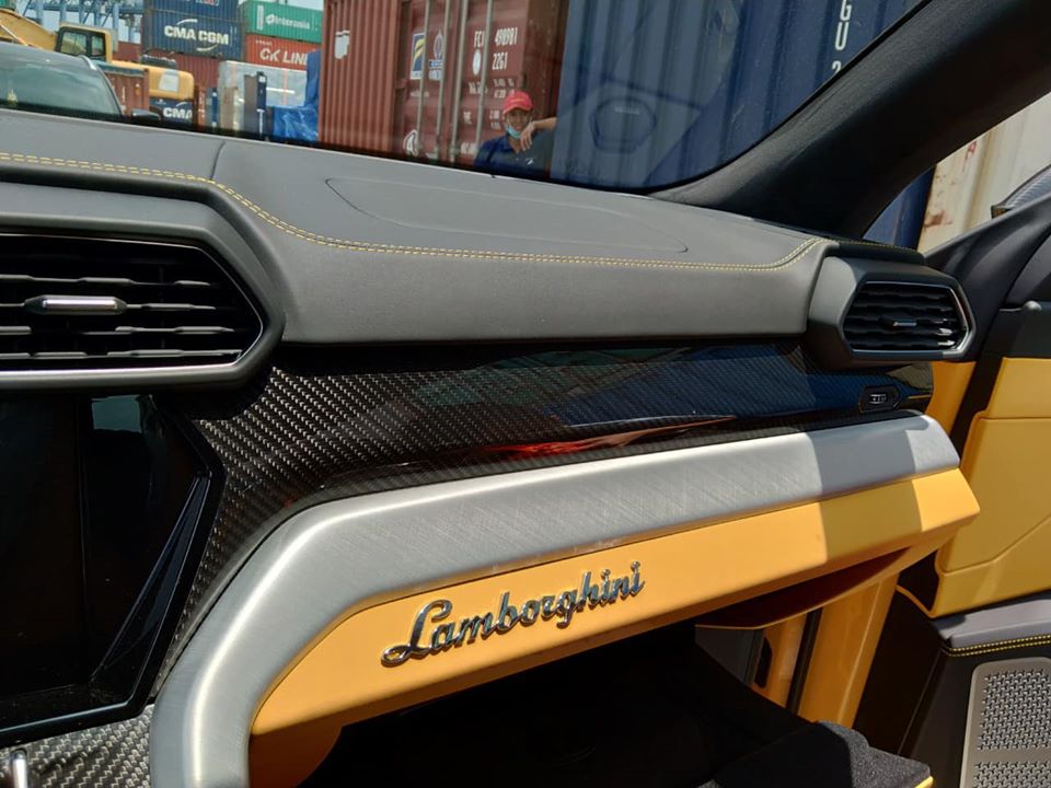 Nội thất chiếc si&ecirc;u SUV Lamborghini Urus c&oacute; th&ecirc;m tuỳ chọn ốp carbon mang đến sự hầm hố v&agrave; đẹp mắt hơn cho khoang l&aacute;i của xe.