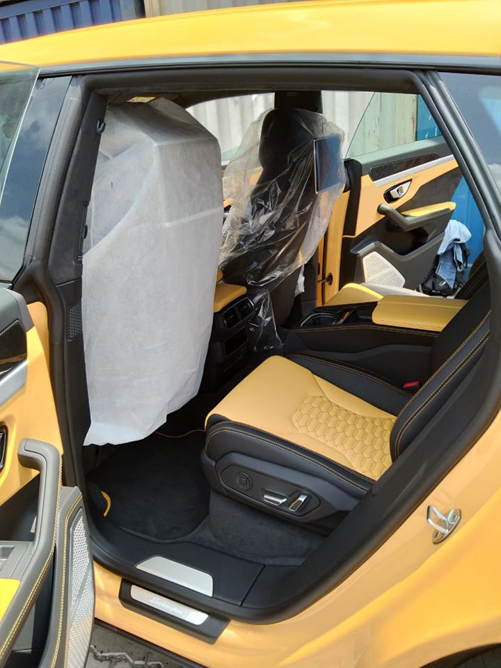 Mở cửa bước v&agrave;o b&ecirc;n trong khoang l&aacute;i chiếc si&ecirc;u SUV Lamborghini Urus mới cập cảng Việt Nam c&oacute; nội thất bọc da 2 t&ocirc;ng m&agrave;u l&agrave; v&agrave;ng-đen, c&aacute;ch phối m&agrave;u n&agrave;y tương tự 2 chiếc Lamborghini Urus m&agrave;u v&agrave;ng Giallo Auge thứ 6 v&agrave; thứ 7 về Việt Nam. 