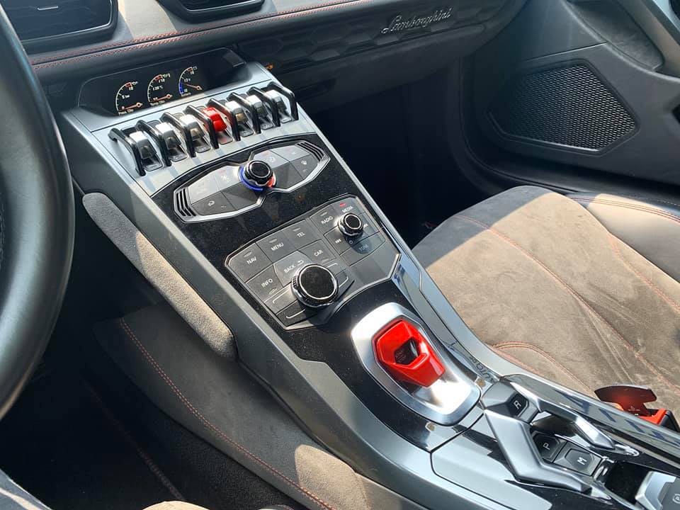 Bảng điều khiển trung tâm của siêu xe Lamborghini Huracan LP580-2