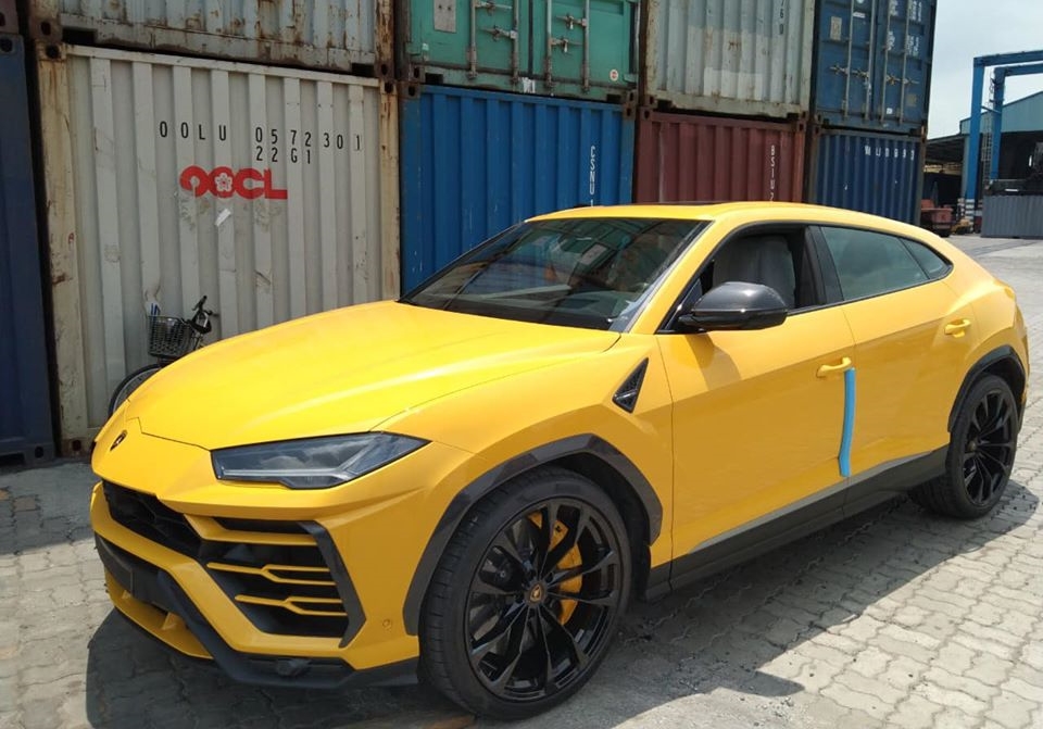 Ngo&agrave;i m&agrave;u sơn v&agrave;ng Giallo Auge, ngoại thất chiếc si&ecirc;u SUV Lamborghini Urus mới được khui c&ocirc;ng v&agrave;o trưa nay c&ograve;n c&oacute; nhiều chi tiết sơn m&agrave;u đen đối lập.