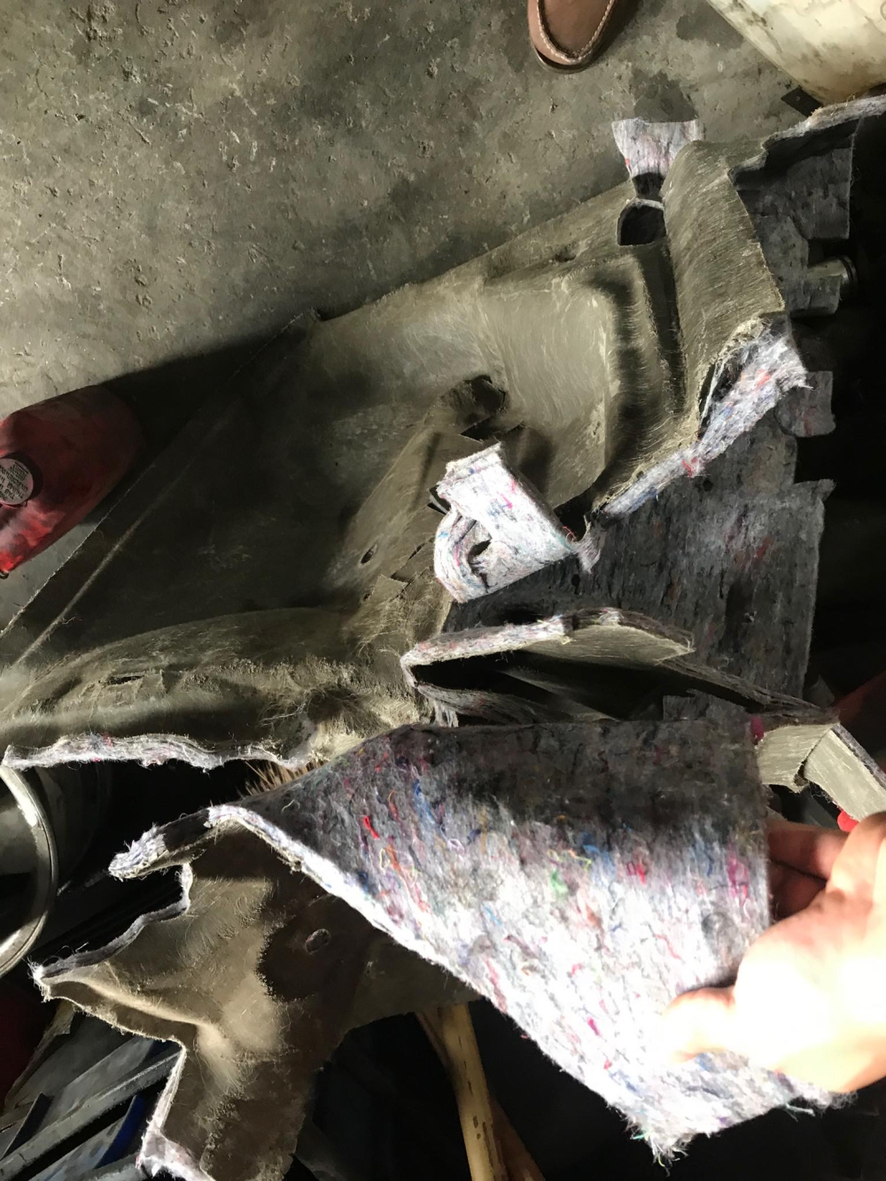 L&atilde;o ho&aacute; tấm c&aacute;ch &acirc;m g&acirc;y ra m&ugrave;i h&ocirc;i kh&oacute; chịu tr&ecirc;n d&ograve;ng xe Ford Everest v&agrave; Ford Ranger.