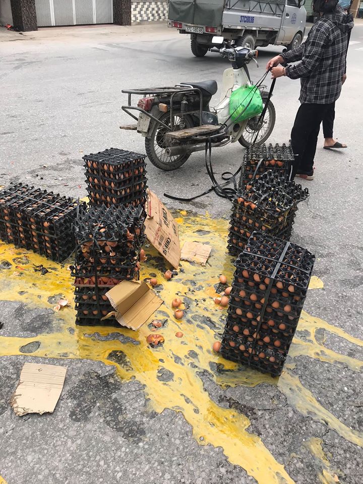 Đống trứng vỡ tan t&agrave;nh tại hiện trường vụ tai nạn
