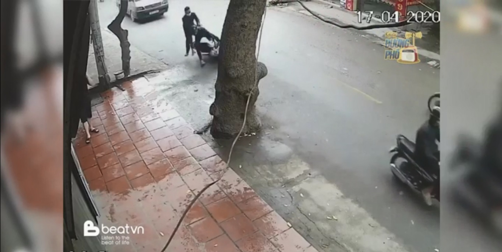 Hai thanh ni&ecirc;n chạy xe m&aacute;y giật m&igrave;nh khi thấy chốt c&ocirc;ng an n&ecirc;n b&oacute;p thắng xe m&aacute;y khiến xe ng&atilde; ra đường