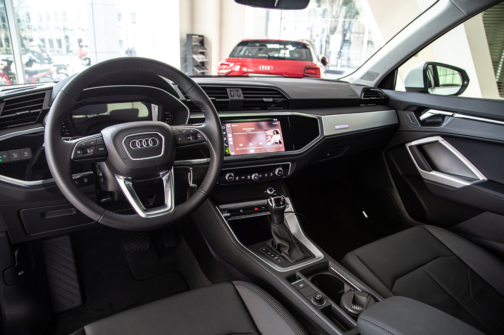 Kh&ocirc;ng gian nội thất của Audi Q3 2020 l&agrave; sự pha trộn giữa hiện đại, đơn giản v&agrave; tinh tế.