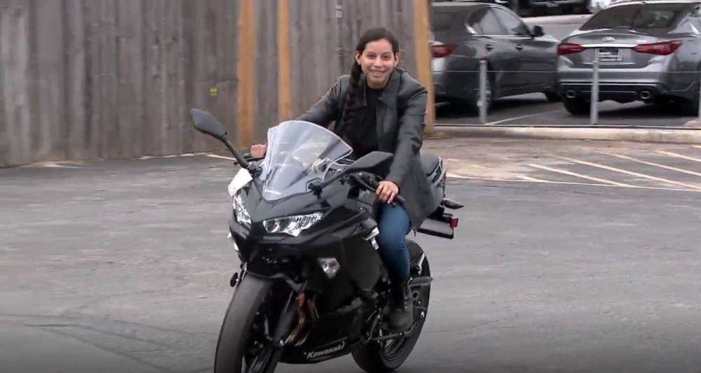 Nữ y t&aacute; Mercedes Suarez c&ugrave;ng chiếc Kawasaki Ninja 400 ho&agrave;n to&agrave;n mới