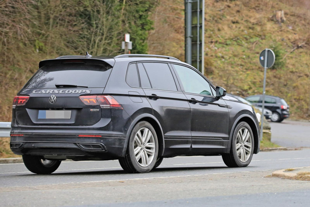 Thiết kế đu&ocirc;i xe của Volkswagen Tiguan 2021 bản R