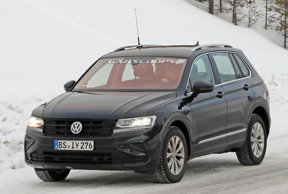Volkswagen Tiguan 2021 chạy tr&ecirc;n đường thử