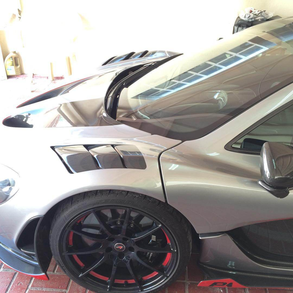 So với 374 chiếc McLaren P1 còn lại trên thế giới, siêu phẩm McLaren P1 “Project 300” của đại gia Qatar có chi tiết hàng thửa đó là hốc gió carbon trên vòm bánh xe trước. So với 374 chiếc McLaren P1 còn lại trên thế giới, siêu phẩm McLaren P1 “Project 300” của đại gia Qatar có chi tiết hàng thửa đó là hốc gió carbon trên vòm bánh xe trước.