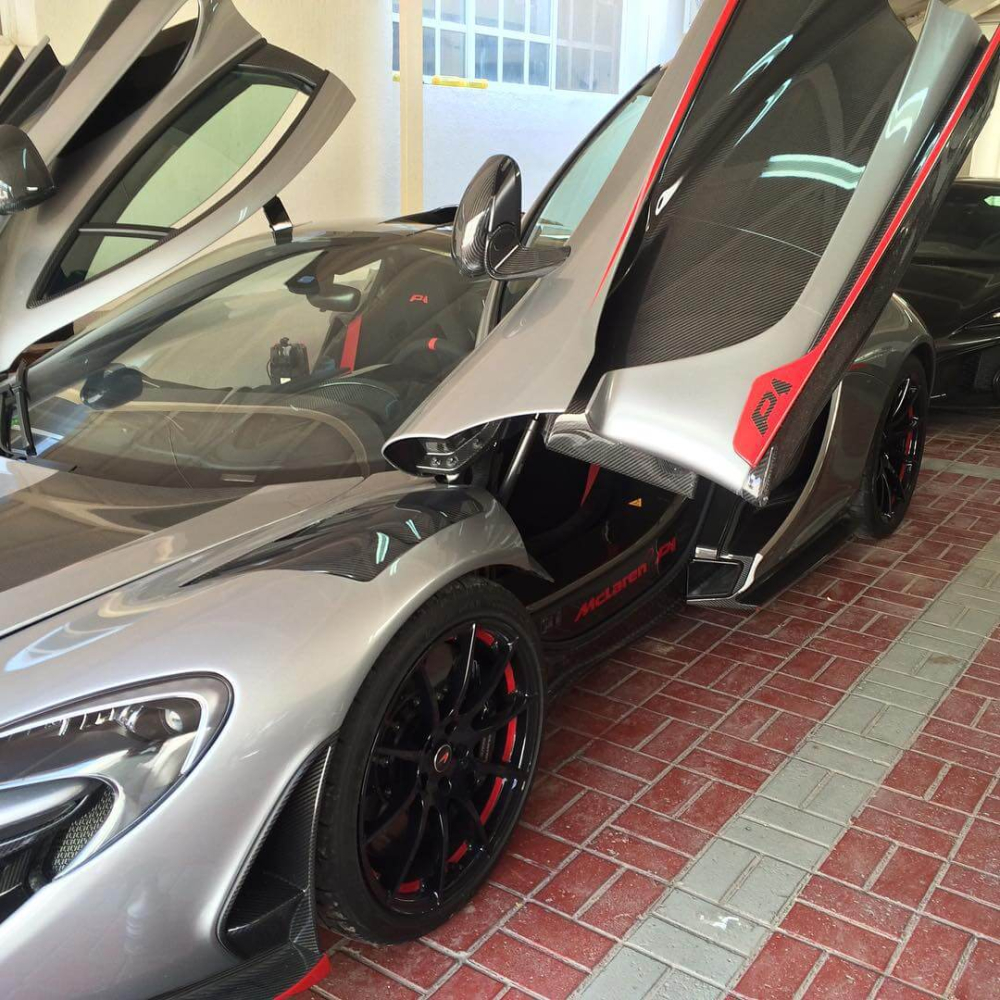 Khoang nội thất của McLaren P1 “Project 300” được bọc da lộn Alcantara đen cùng những chi tiết màu đỏ nổi bật, tương đồng với cách phối ở ngoại thất xe. Khoang nội thất của McLaren P1 “Project 300” được bọc da lộn Alcantara đen cùng những chi tiết màu đỏ nổi bật, tương đồng với cách phối ở ngoại thất xe.