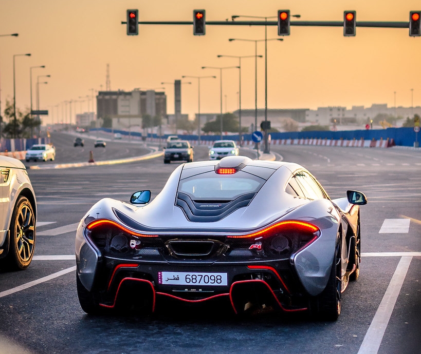 Điểm nhấn khác chính là các viền đỏ chạy xung quanh xe giúp ngoại thất chiếc McLaren P1 “Project 300” trông thật lôi cuốn và thể thao. Điểm nhấn khác chính là các viền đỏ chạy xung quanh xe giúp ngoại thất chiếc McLaren P1 “Project 300” trông thật lôi cuốn và thể thao.