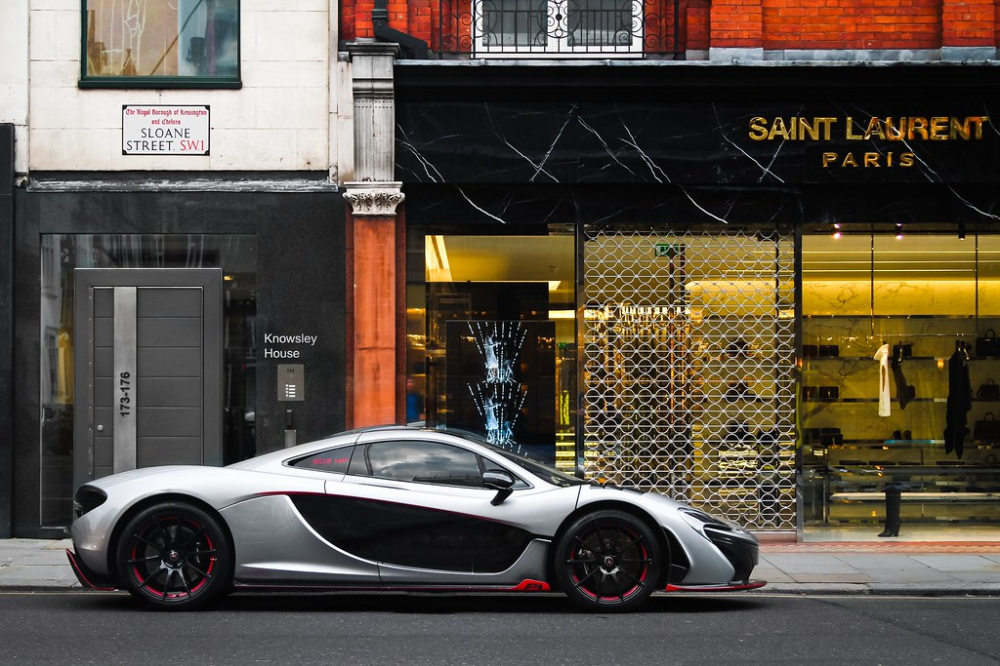 Như vậy, McLaren P1 có tổng công suất 903 mã lực và mô-men xoắn cực đại 979 Nm. Nhờ hệ dẫn động hybird đầy mạnh mẽ này, McLaren P1 có thể tăng tốc từ vị trí xuất phát lên 100 km/h trong thời gian 2,8 giây trước khi đạt vận tốc tối đa 350 km/h. Như vậy, McLaren P1 có tổng công suất 903 mã lực và mô-men xoắn cực đại 979 Nm. Nhờ hệ dẫn động hybird đầy mạnh mẽ này, McLaren P1 có thể tăng tốc từ vị trí xuất phát lên 100 km/h trong thời gian 2,8 giây trước khi đạt vận tốc tối đa 350 km/h.