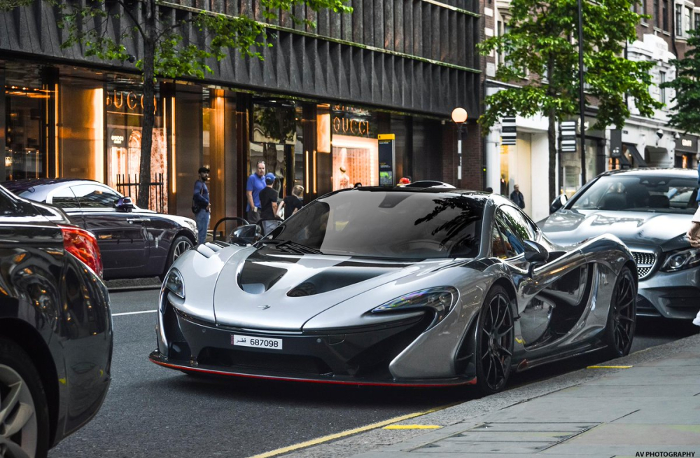 Phần ngoại thất chiếc siêu xe McLaren P1 của đại gia Qatar mang trên mình màu sơn Titanium Silver rất sành điệu và cá tính. Phần ngoại thất chiếc siêu xe McLaren P1 của đại gia Qatar mang trên mình màu sơn Titanium Silver rất sành điệu và cá tính.