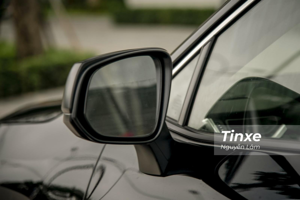 Gương chiếu hậu chỉnh tay và không khó để nhận thấy sự vắng bóng của tính năng cảnh báo điểm mù