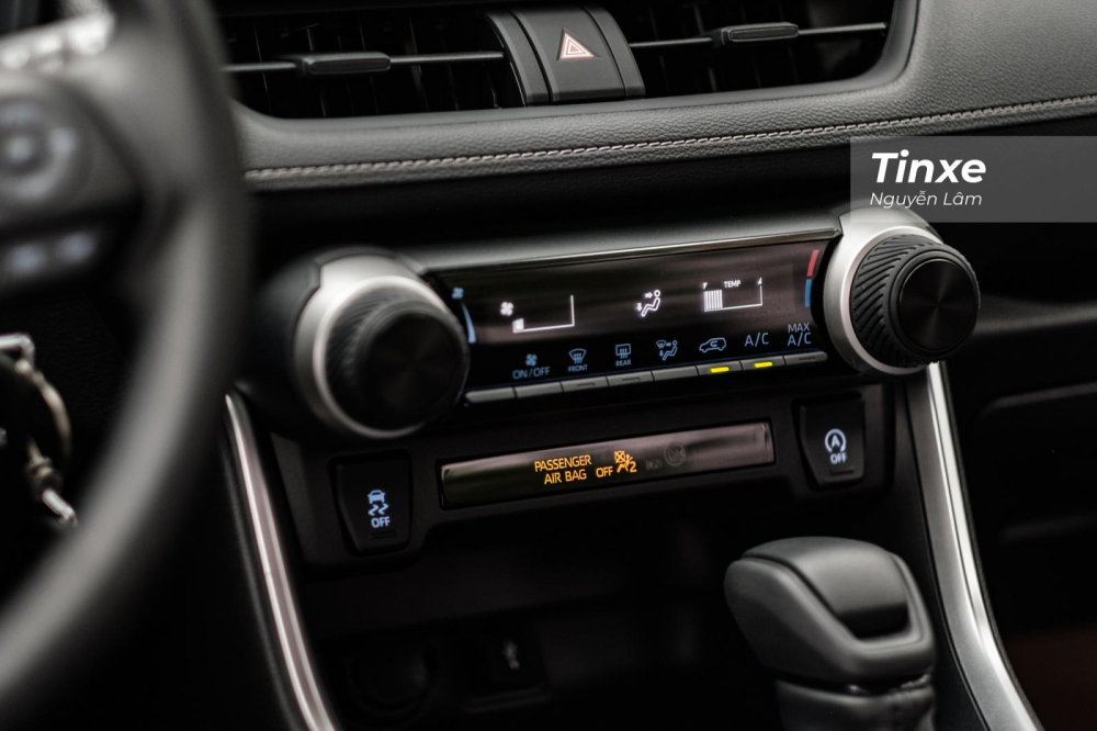 Ở phiên bản LE, xe chỉ được trang bị hệ thống điều hòa tự động 1 vùng