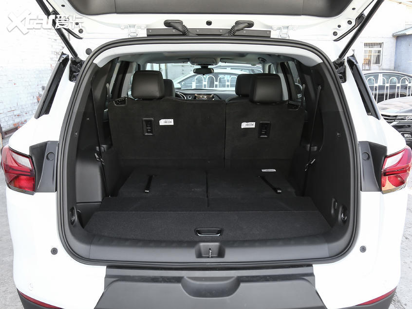 Khoang hành lý của Chevrolet Blazer 2020 khi hàng ghế cuối gập xuống
