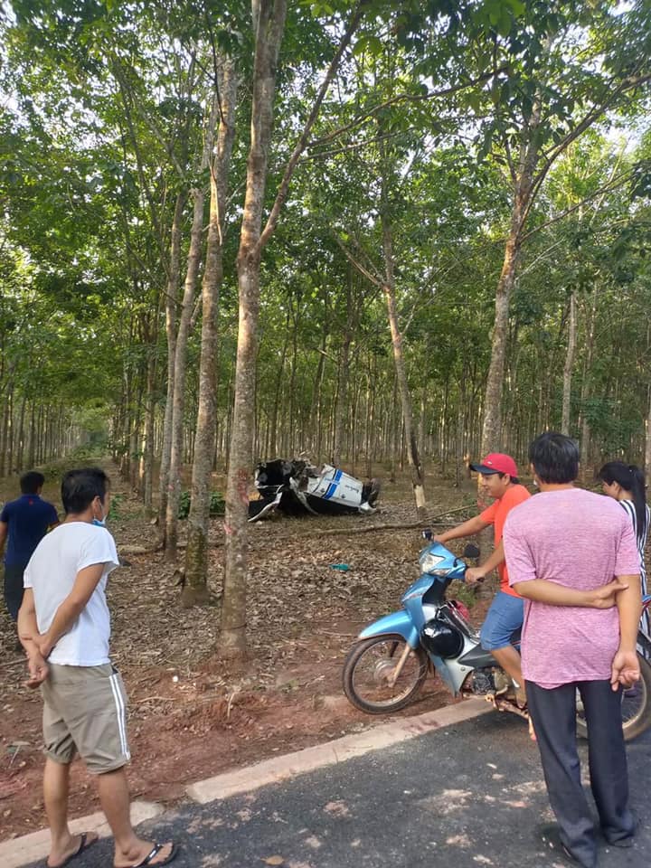 Chiếc &ocirc; t&ocirc; nằm trong rừng cao su